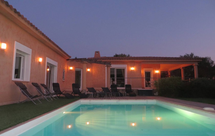 Location de vacances - Villa à Sainte-Lucie de Porto-Vecchio - Ensemble piscine et villa