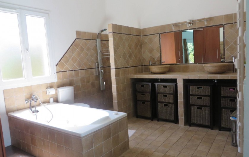 Location de vacances - Villa à Sainte-Lucie de Porto-Vecchio - Salle de bain 1. Attenante à la chambre 1