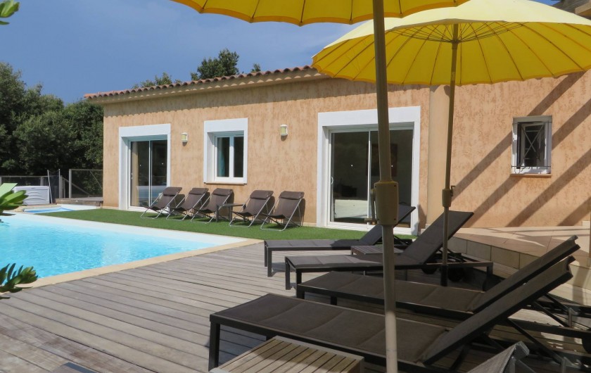 Location de vacances - Villa à Sainte-Lucie de Porto-Vecchio - Terrasse et piscine