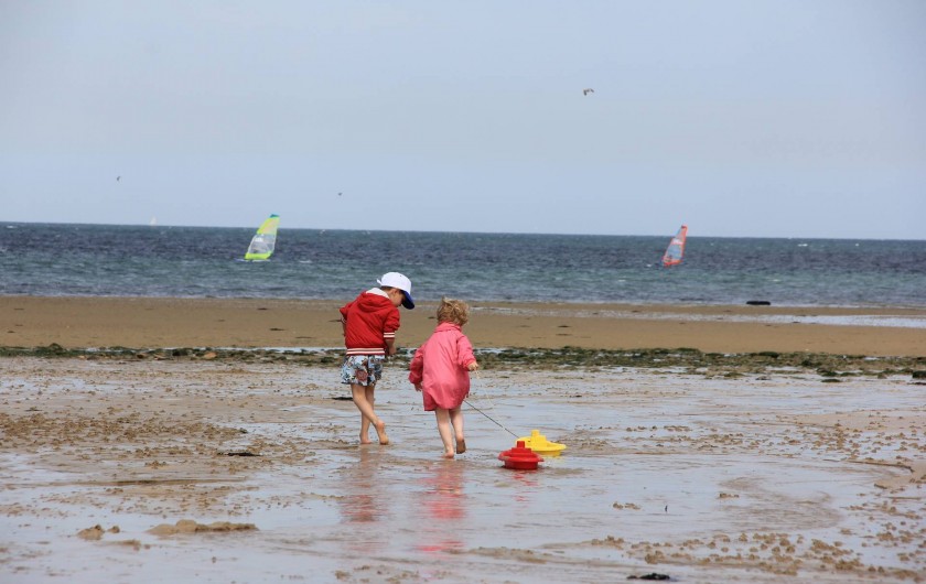Location de vacances - Gîte à Langrune-sur-Mer - marée basse le+grand terrain de jeu.  Quand lamer remonte , les enfants aussi !