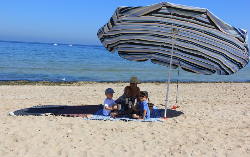 Location de vacances - Gîte à Langrune-sur-Mer - Simple ! mais efficace pour "agrandir" le séjour ... Le bleu c'est la mer !