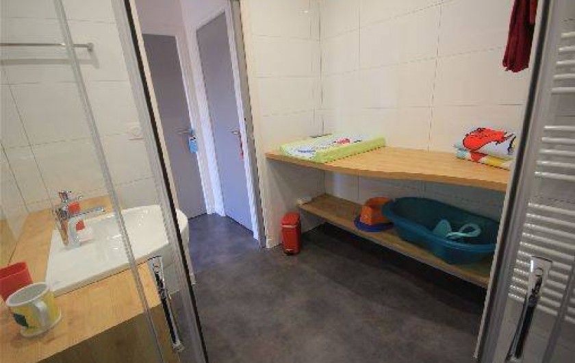 Location de vacances - Gîte à Langrune-sur-Mer - Salle de bain étage avec douche (pour deux chambres), wc séparé.