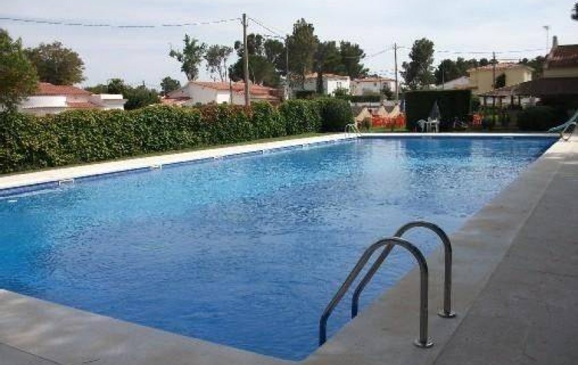 Location de vacances - Villa à Miami Platja - piscine communautaire, rue parallèle à 100 mètres
