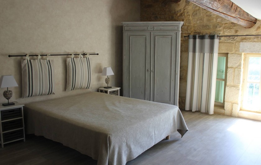 Location de vacances - Mas à Castillon-du-Gard - Chambre 4, au 2è étage, vue piscine, et jardin