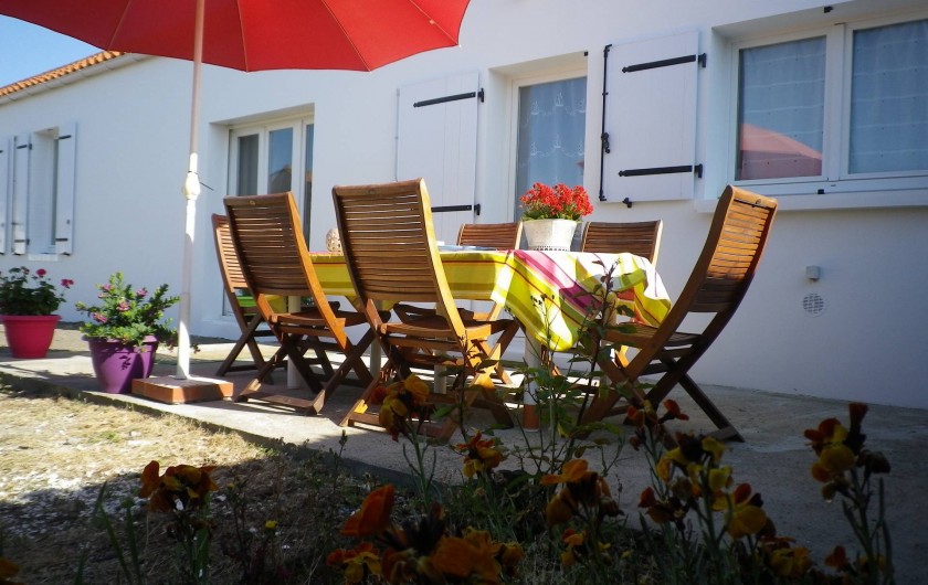 Location de vacances - Villa à Les Sables-d'Olonne - extérieur  salon de jardin