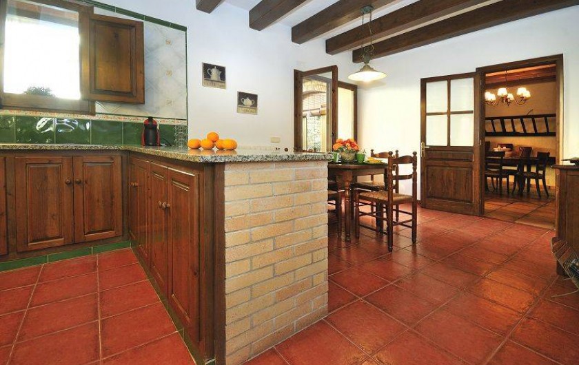 Location de vacances - Mas à Sant Antoni de Calonge - coin repas a l'interieur de la grand cuisine avec sortie à la piscine