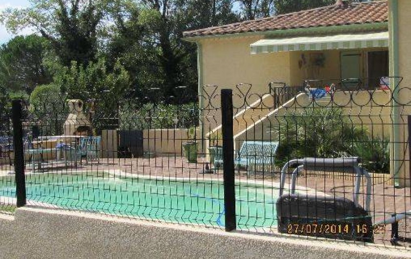 Location de vacances - Villa à Alès - Propriété côté piscine et terrasse