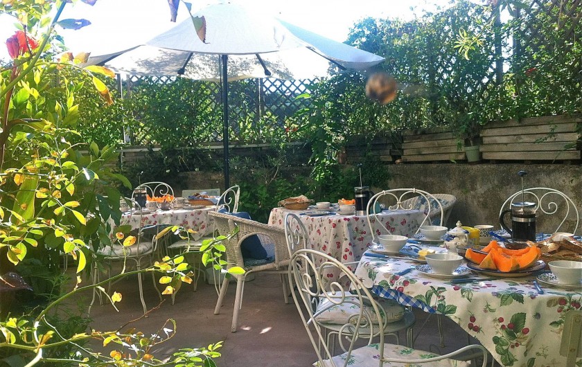 Location de vacances - Gîte à Saint-Hippolyte-du-Fort - petit-déjeuner sur la terrasse