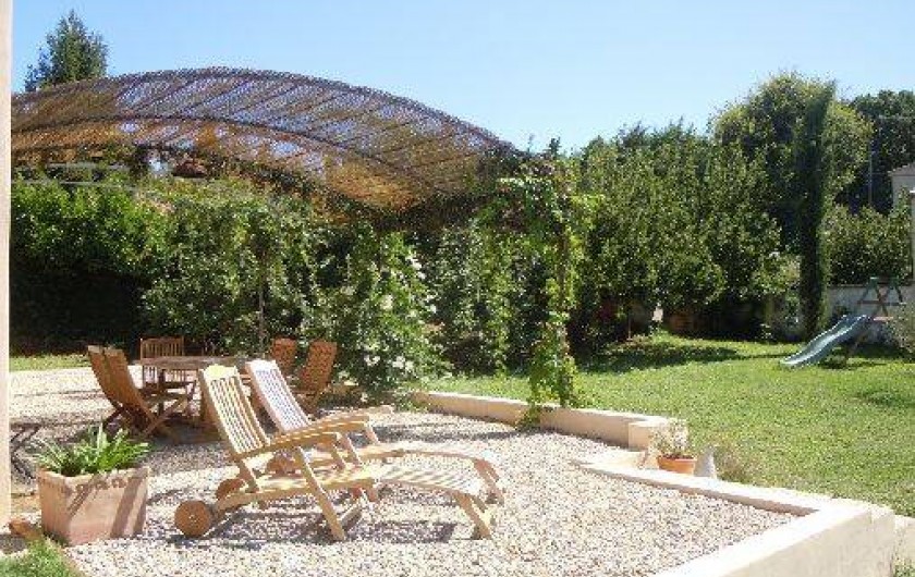 Location de vacances - Villa à Uzès - Salon de jardin sous la tonnelle au Sud vue piscine
