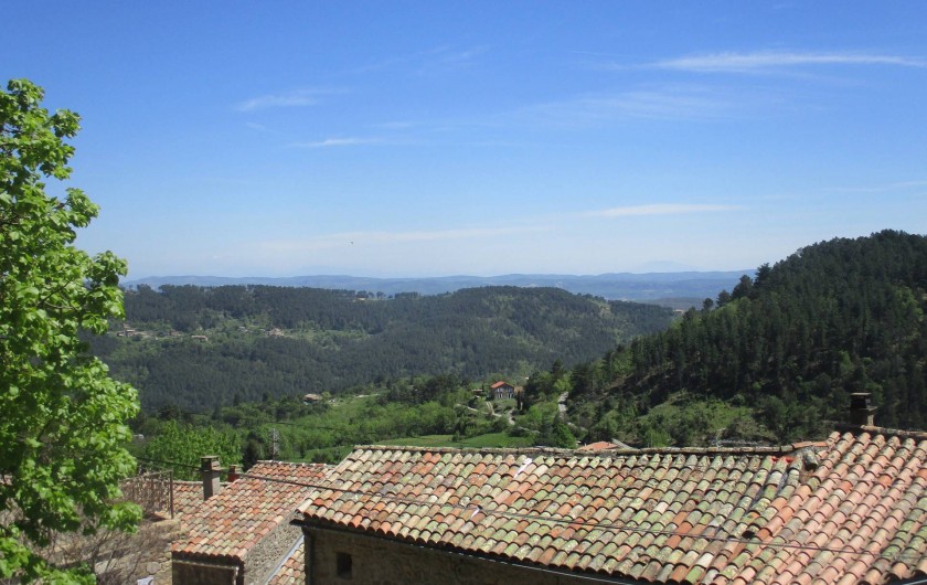 Location de vacances - Gîte à Chassiers - Vue panoramique de la terrasse sur le Mont Ventoux et les collines environnantes