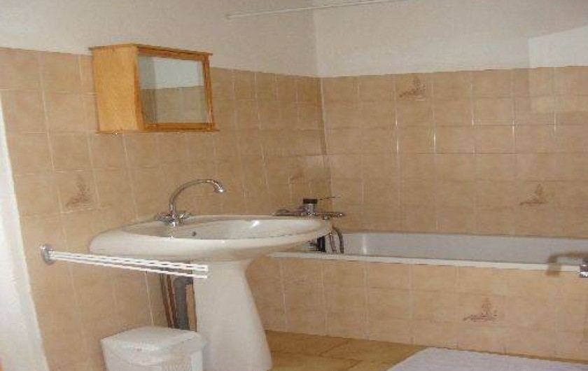 Location de vacances - Appartement à Saint-Alban-Auriolles - Salle de bains de la location du 1er étage