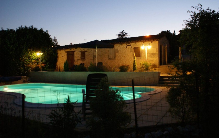 Location de vacances - Chambre d'hôtes à Soubran - Domaine la Fontaine piscine 'by night'