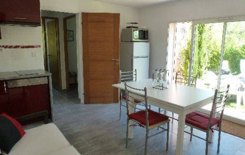 Location de vacances - Appartement à Solliès-Toucas - Une partie du living avec petite cuisine