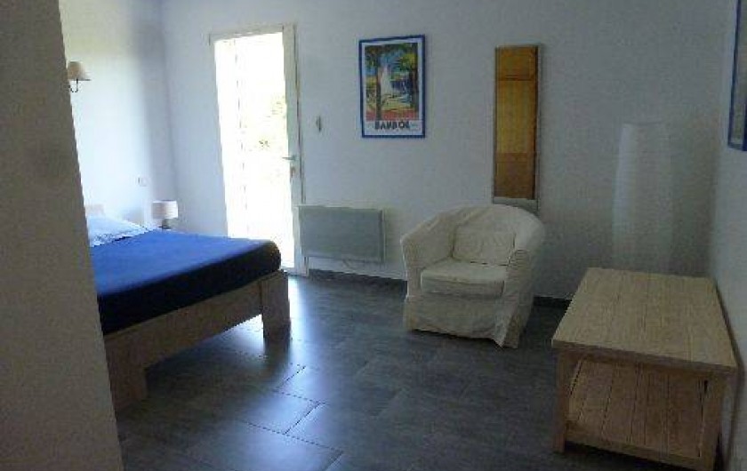 Location de vacances - Appartement à Solliès-Toucas - Grande chambre avec lit double, ouvrant sur le jardin