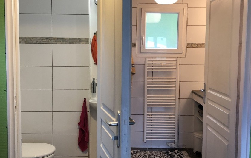 WC  indépendant de la salle de bains avec petit lavabo