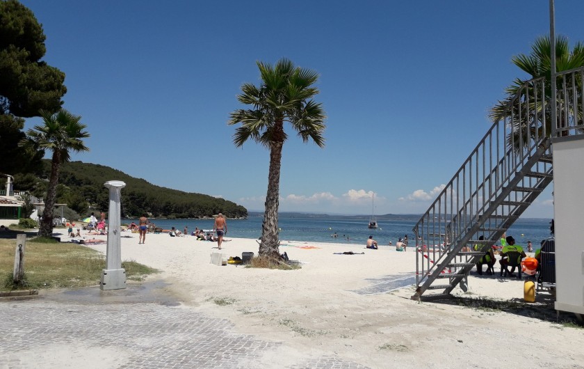 Location de vacances - Maison - Villa à Istres - plage familiale surveillée l’été avec douches et WC