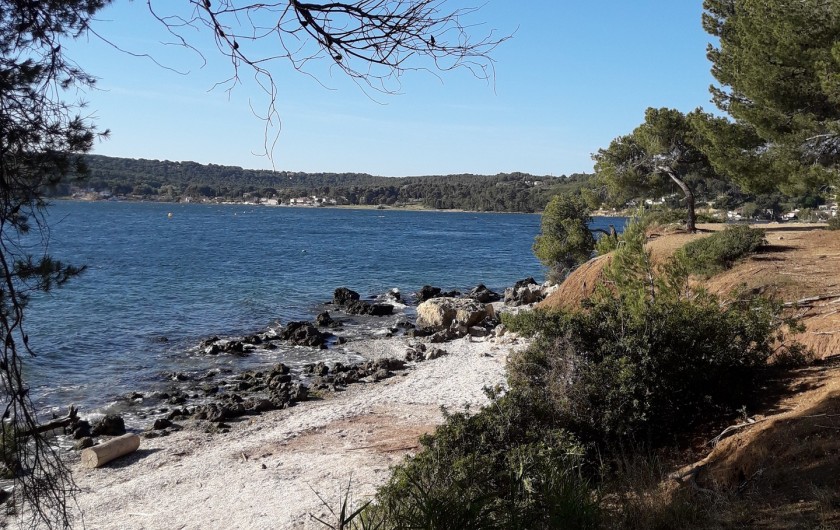 Location de vacances - Maison - Villa à Istres - une des petites plages dans la foret