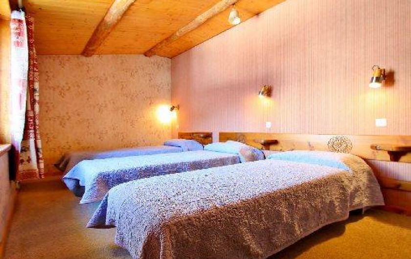 Location de vacances - Chalet à Saint-Véran - La deuxième chambre avec trois lits une place de 90