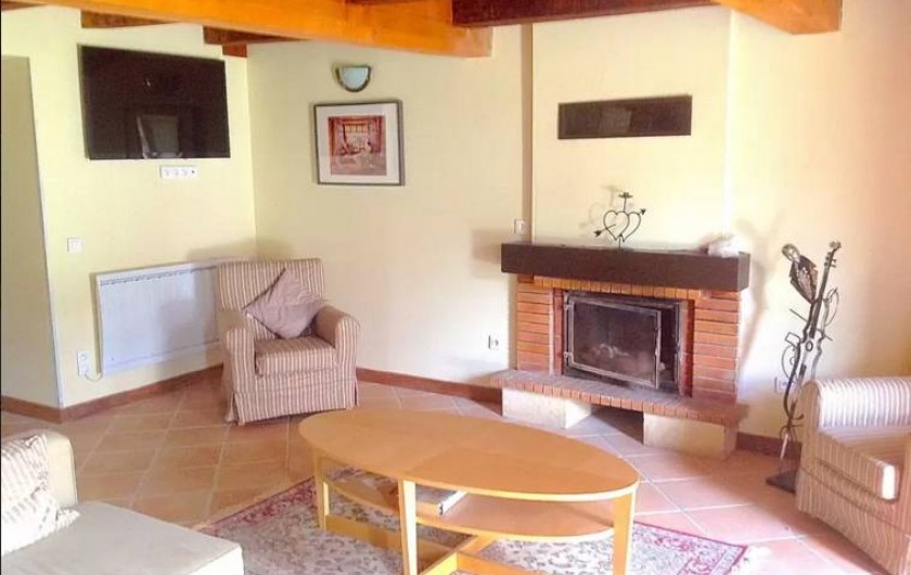 Location de vacances - Maison - Villa à Concoret - Grand salon avec cheminée et TV connectée