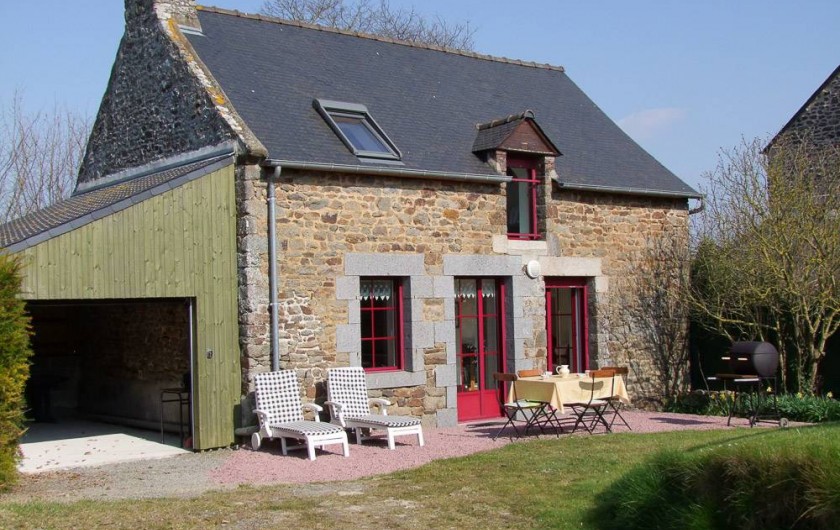Location de vacances - Gîte à Pleudihen-sur-Rance - Garage porte ouverte
Salon de jardin
2 lits soleil transat
Barbecue