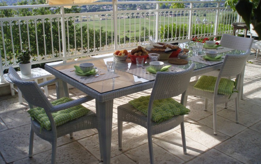 Location de vacances - Chambre d'hôtes à Beaune - Petit déjeuner sur la terrasse au soleil