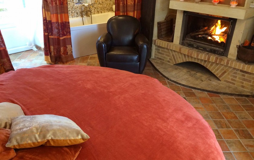 Location de vacances - Villa à Simeyrols - Chambre Parentale du Rdc Pièce & lit ronds  Ø 240cm & sa salle de bain