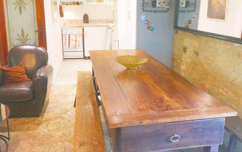 Location de vacances - Villa à Simeyrols - Cuisine ouverte sur le séjour avec table de campagne pour 6/8 couverts