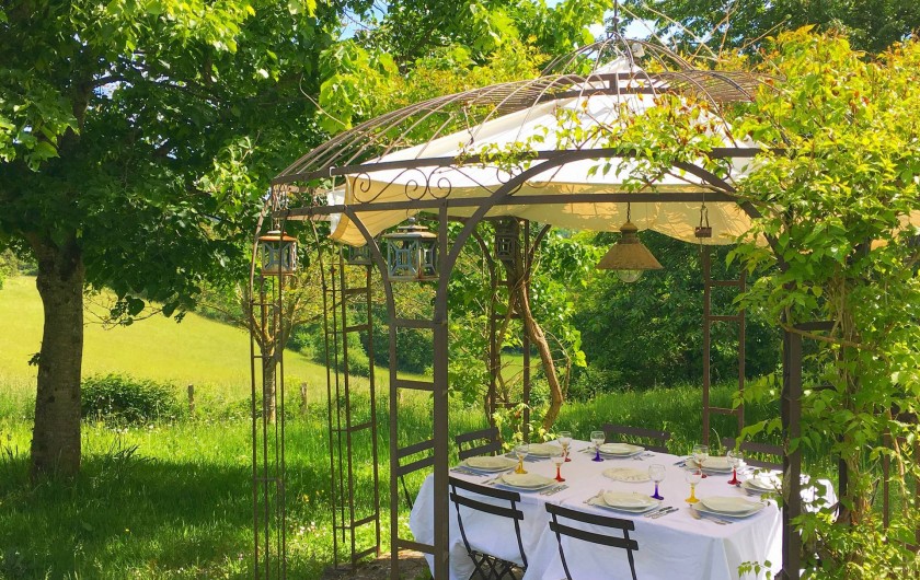 Location de vacances - Villa à Simeyrols - Pergola pour repas à l'ombre en attendant que le tilleul s'étoffe