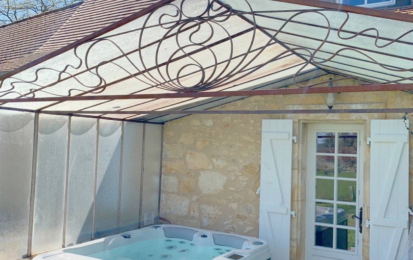 Location de vacances - Villa à Simeyrols - Petite véranda, avec Jacuzzi  privatif à disposition de mi-avril à fin oct.