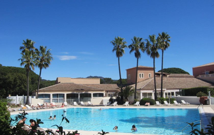Location de vacances - Studio à Saint-Raphaël - la piscine de 400m2 chauffée