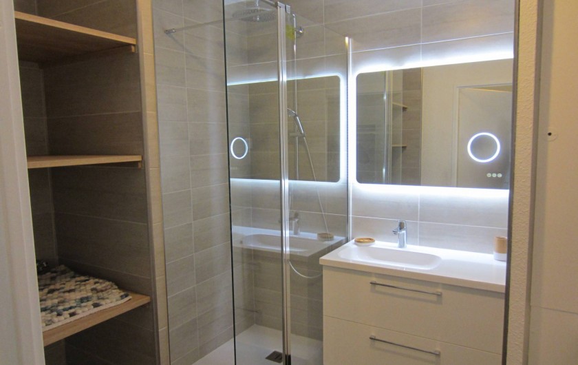 Location de vacances - Studio à Saint-Raphaël - salle de bain avec douche multifonction