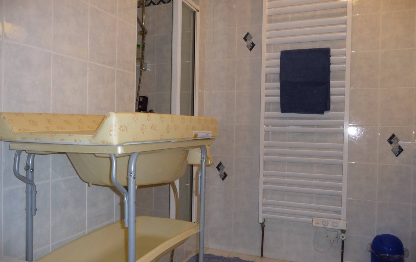Location de vacances - Gîte à Mons-Boubert - Salle d'eau avec 2 lavabos au rez-de-chaussée