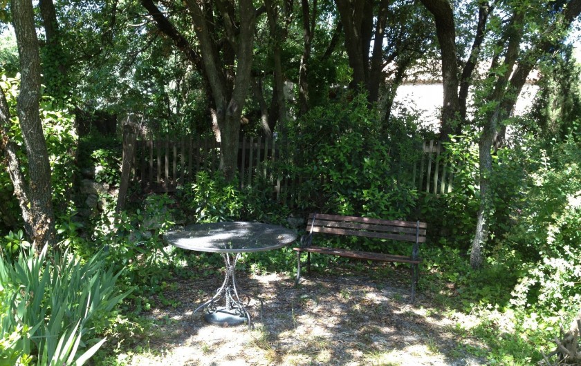 Location de vacances - Maison - Villa à Arpaillargues-et-Aureillac - jardin coin ombragé