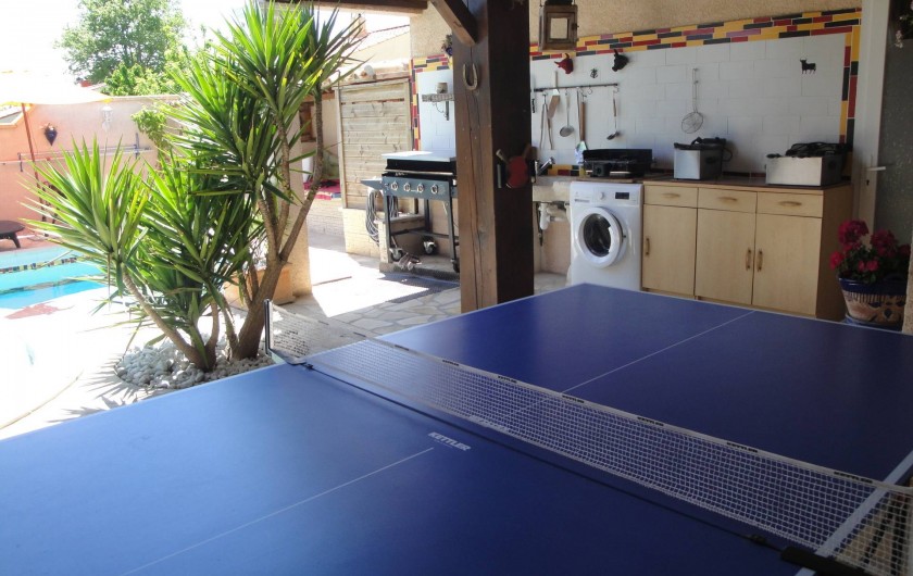 Location de vacances - Villa à Saint-Laurent-d'Aigouze - coin terrasse sous pergola : ping pong ,  plancha, cuisine d'été