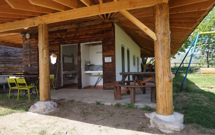Location de vacances - Camping à Saint-Julien-du-Gua - Le sanitaire principal avec sa belle charpente en pin Douglas récemment rénovée