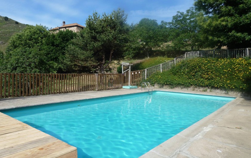 Location de vacances - Camping à Saint-Julien-du-Gua - La piscine et les terrasses qui l’entourent