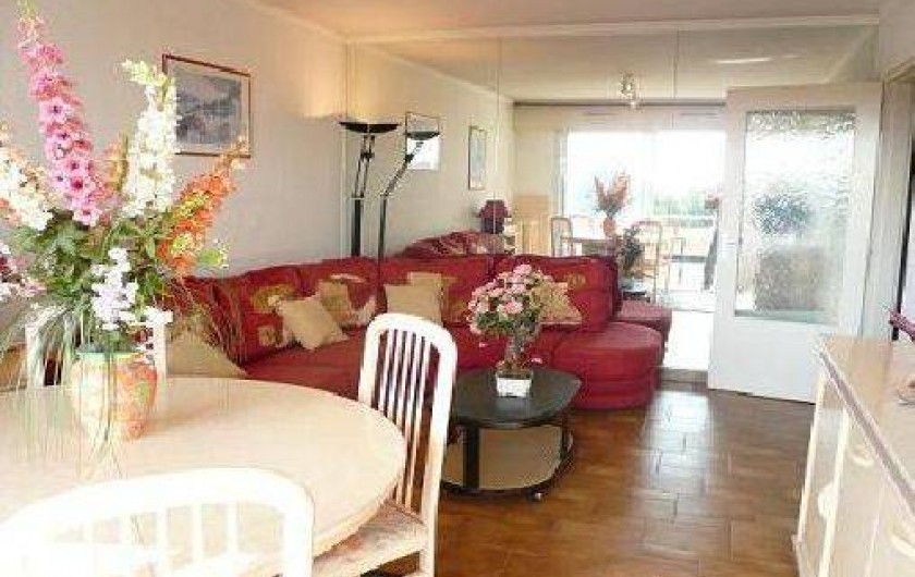 Location de vacances - Appartement à La Ciotat - Séjour, avec table sam, et salon canapé lit,terrasse