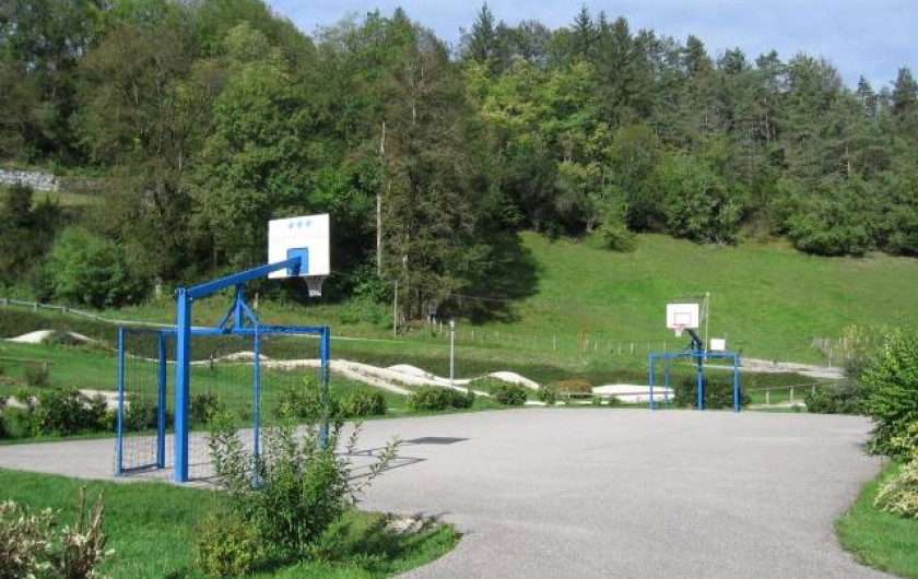 Location de vacances - Chalet à Lescheraines - terrain multi-sports à 50m