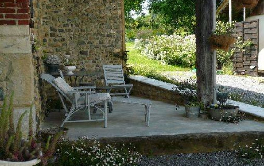 Location de vacances - Gîte à Lucq-de-Béarn - Auvent à l'entrée du gîte