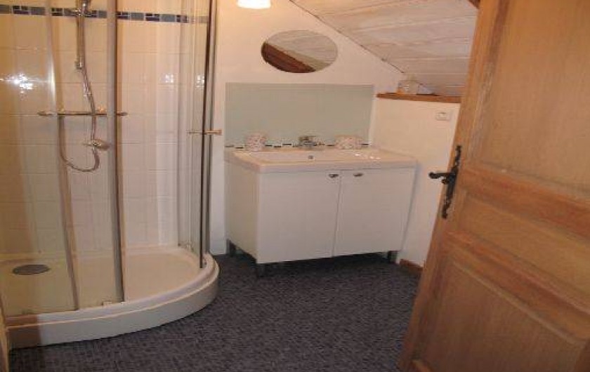 Location de vacances - Gîte à Bagnères-de-Bigorre - A l'étage - salle de bain - toilette