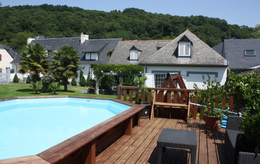 Location de vacances - Gîte à Lourdes - vue de la piscine avec la terrasse