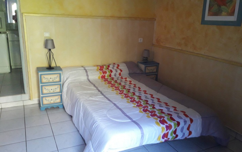 Location de vacances - Gîte à Sainte-Énimie - chambre avec 1 grand lit 1 petit lit