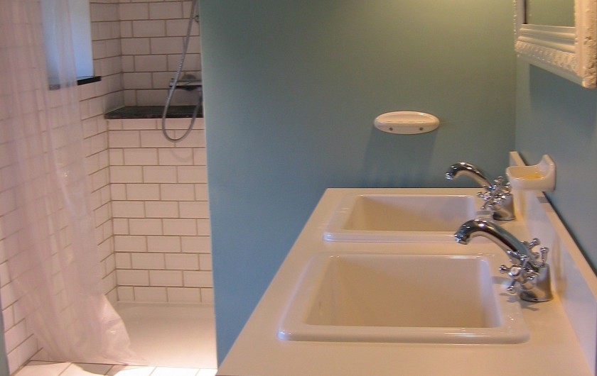 Location de vacances - Maison - Villa à Falaen - salle de bain avec bain et douche séparés