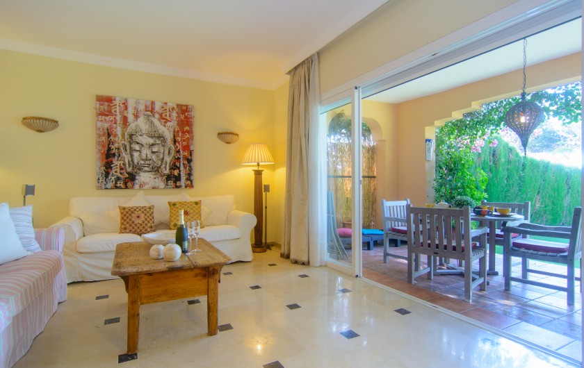 Location de vacances - Maison - Villa à Estepona - Coin salon avec table basse et canapés rustiques