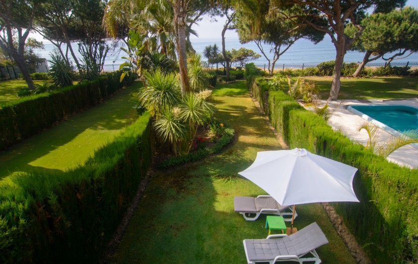 Location de vacances - Maison - Villa à Estepona - Jardin privé sortie directe sur la plage d'El Saladillo