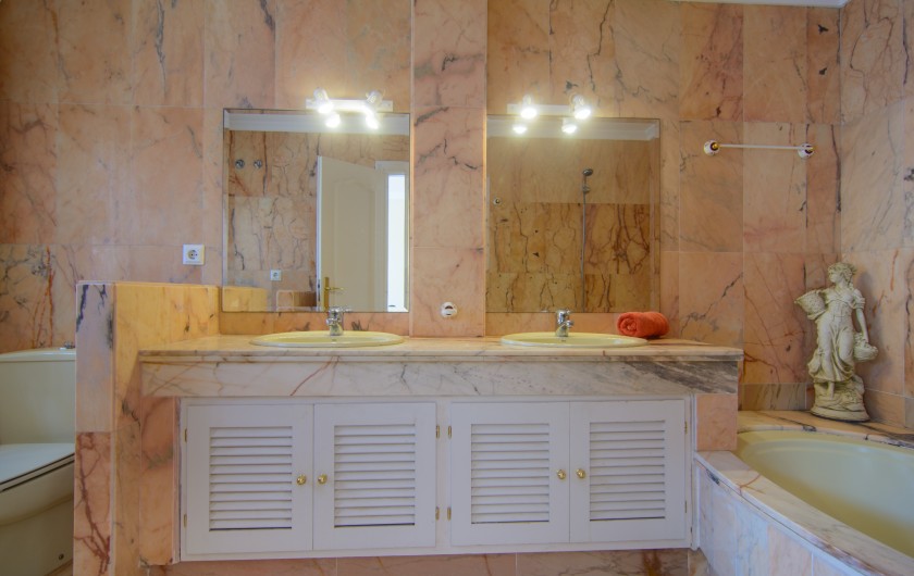 Location de vacances - Maison - Villa à Estepona - Salle de bain attenante avec baignoire, douche, bidet.