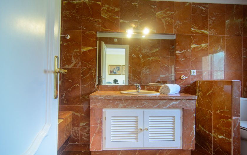 Location de vacances - Maison - Villa à Estepona - Baignoire avec douche, lavabo, bidet dans la salle de bains