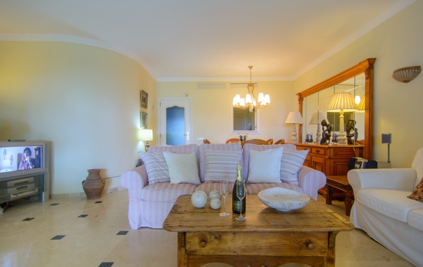 Location de vacances - Maison - Villa à Estepona - Cheminée à bois dans le salon avec de grands canapés.