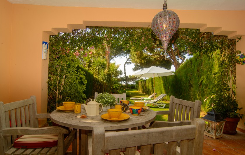 Location de vacances - Maison - Villa à Estepona - Ensemble rustique de meubles en bois sur la terrasse