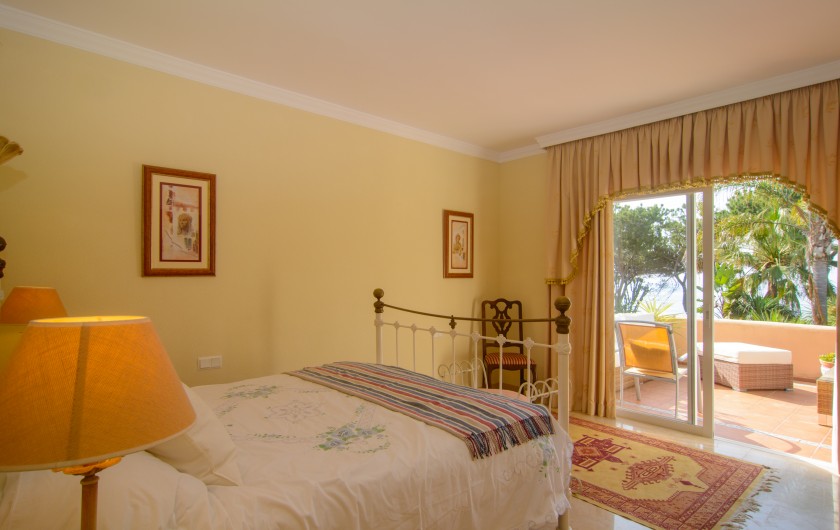 Location de vacances - Maison - Villa à Estepona - Chambre à coucher principale avec lit double (150cm) et terrasse